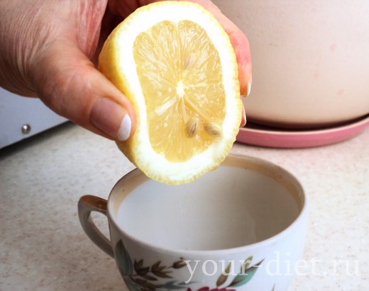 Выжимаем сок из лимона