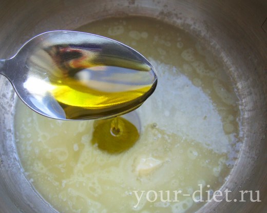 Вливаем в кастрюлю оливковое масло