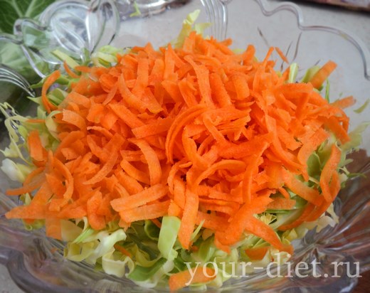 Капуста и морковь в салатнике