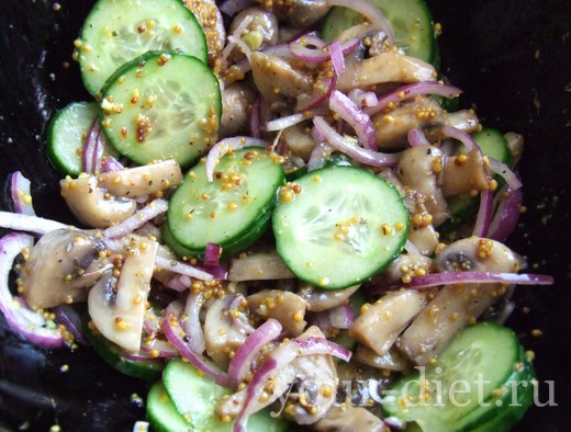Маринованный салат с огурцами, грибами и луком
