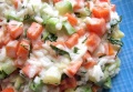 Овощной салат с рисом и укропом