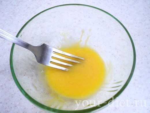 Добавляем растительное масло к яйцу