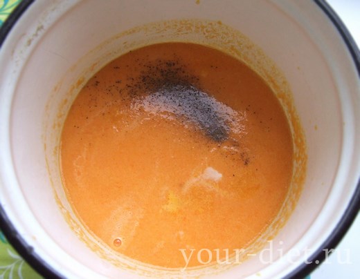 Добавляем соль и перец в морковно-имбирное пюре