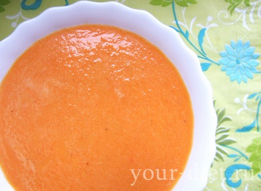 Сливочный суп с имбирем и морковью в тарелке