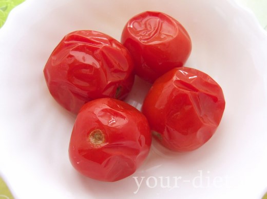 Маринованные помидоры в тарелке