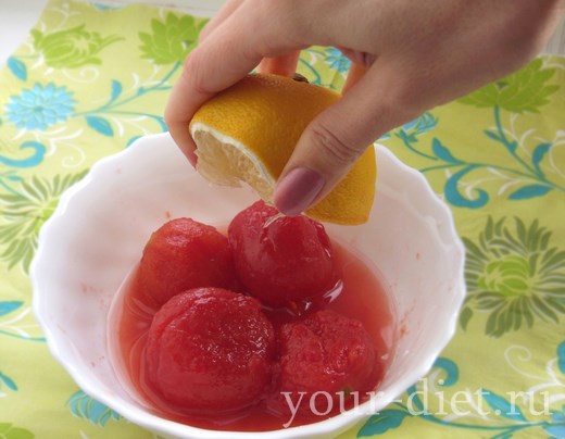 Маринованные помидоры в тарелке с лимонным соком