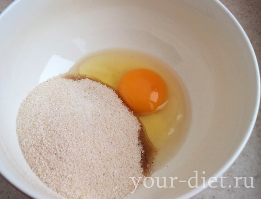 Сахар и яйцо в тарелке