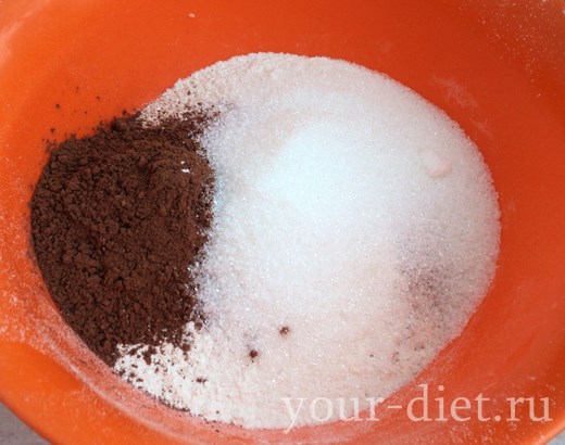 Мука, какао и сахарный песок в миске