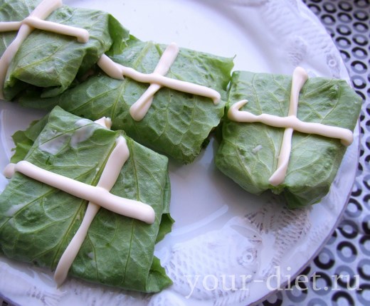 Конвертики из листьев салата с тунцом на тарелке