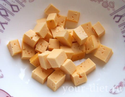 Кубики сыра в салатнице