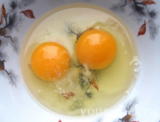 Сырые яйца в тарелке