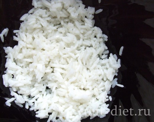Отваренный рис в салатнице