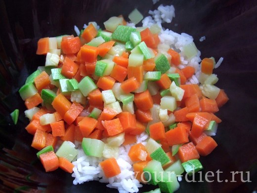 Досыпаем к рису морковь и кабачок