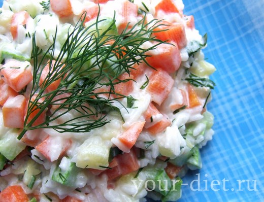 Овощной салат с рисом и укропом готов
