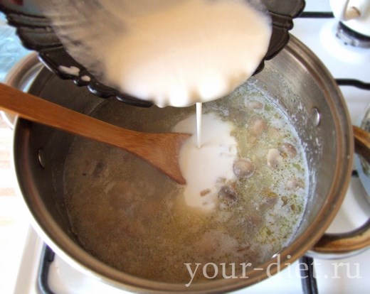 Выливаем молочную смесь в суп
