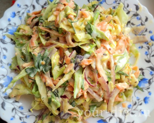 Овощной салат со сливочной заправкой готов