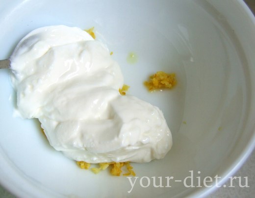 Смешиваем цедру лимона с йогуртом