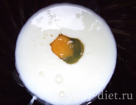 Яйца с кефиром в миске