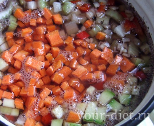 Выкладываем в суп морковь и сельдерей