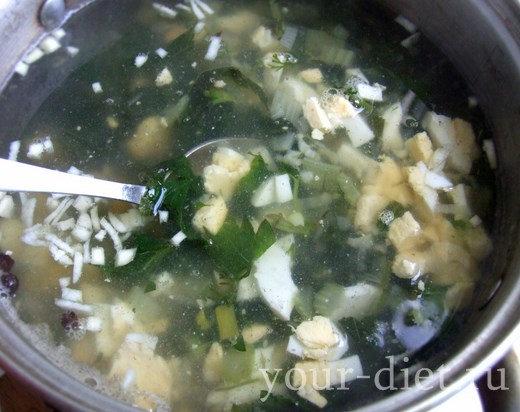 Перемешиваем крапивный суп