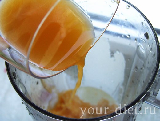 Добавляем в смесь апельсиновый сок