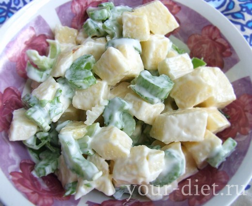 Салат с сельдереем и зеленым яблоком