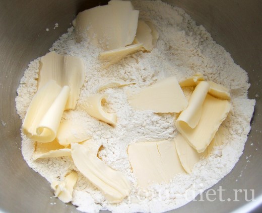 Открытый пирог с сыром и луком-пореем